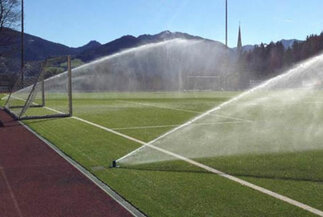 hockeyplatzbewaesserung_Getrieberegner